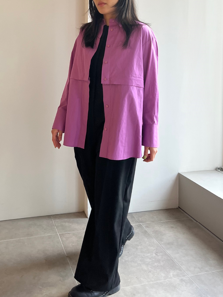 2WAYセパレートシャツ・スーツオールインワンを着用した女性