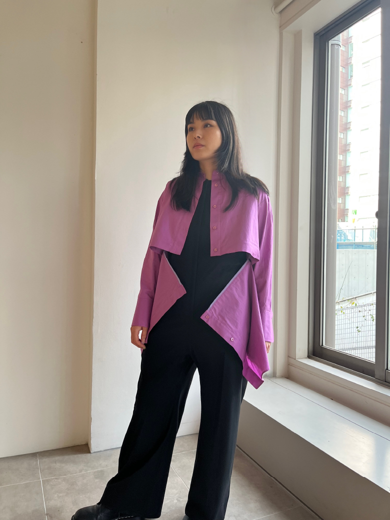 2WAYセパレートシャツ・スーツオールインワンを着用した女性