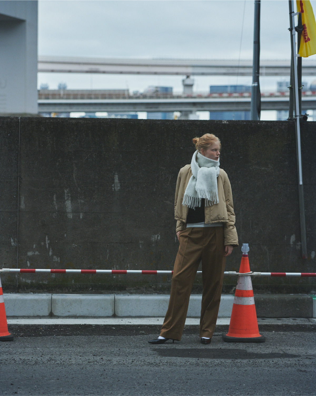 Padding 2WAY short blousonやShaggy stole、ブラック色のSheer crew neck top、茶色のOne-tuck tapered pantsを着用してる女性のイメージ