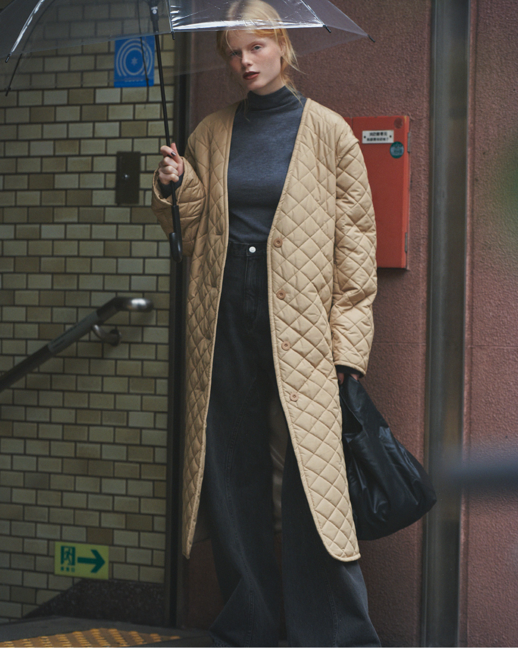 Quilted 2-way long coat、High neck knit tops、Flare wide denim、【ONLINE LIMITED】 Soft leather bagの着用イメージ