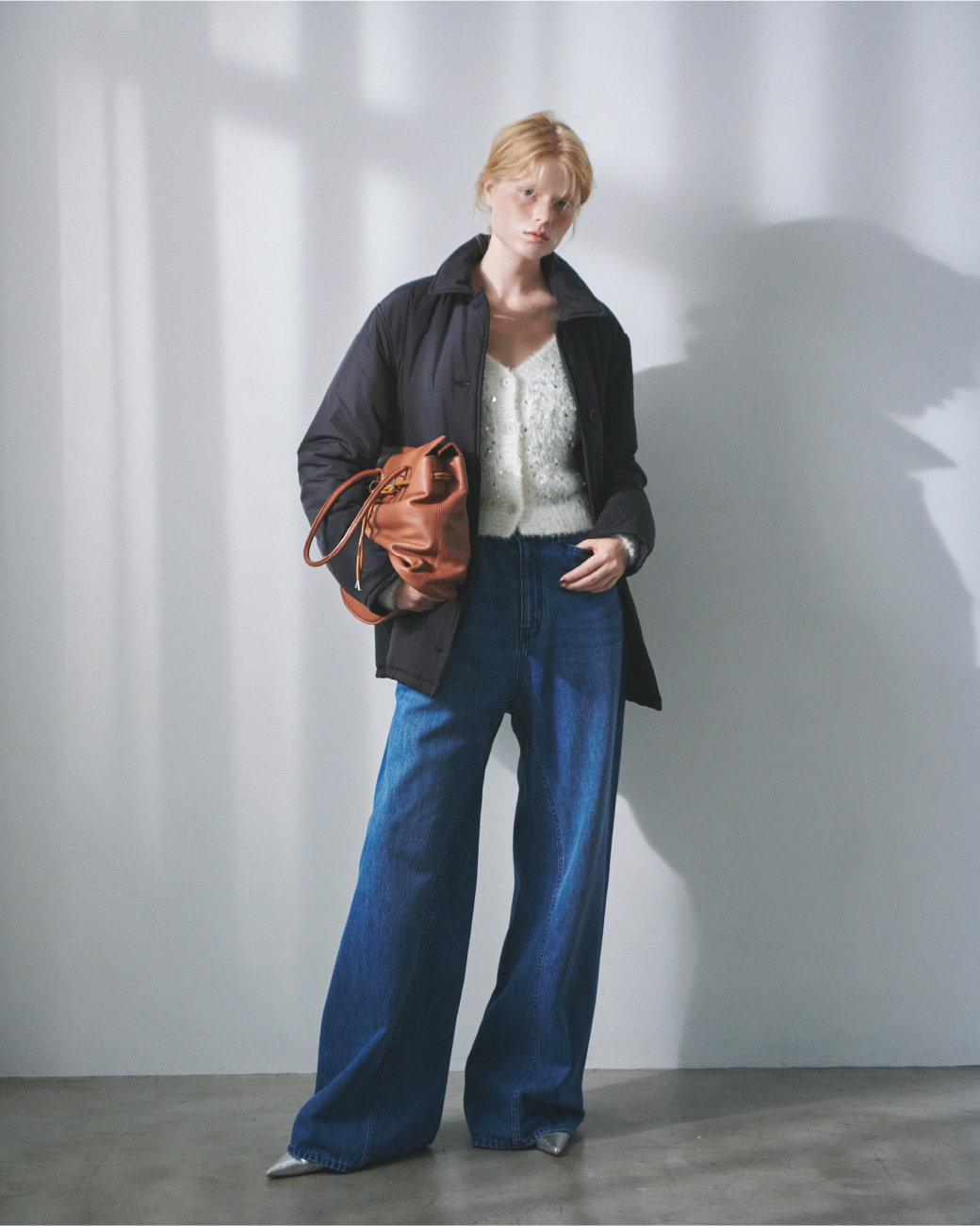 A-line coach jacket、Sequined glitter knit、Sequin knit bustier、Flare wide denim、【ITTI】Tote Bagsの着用イメージ
