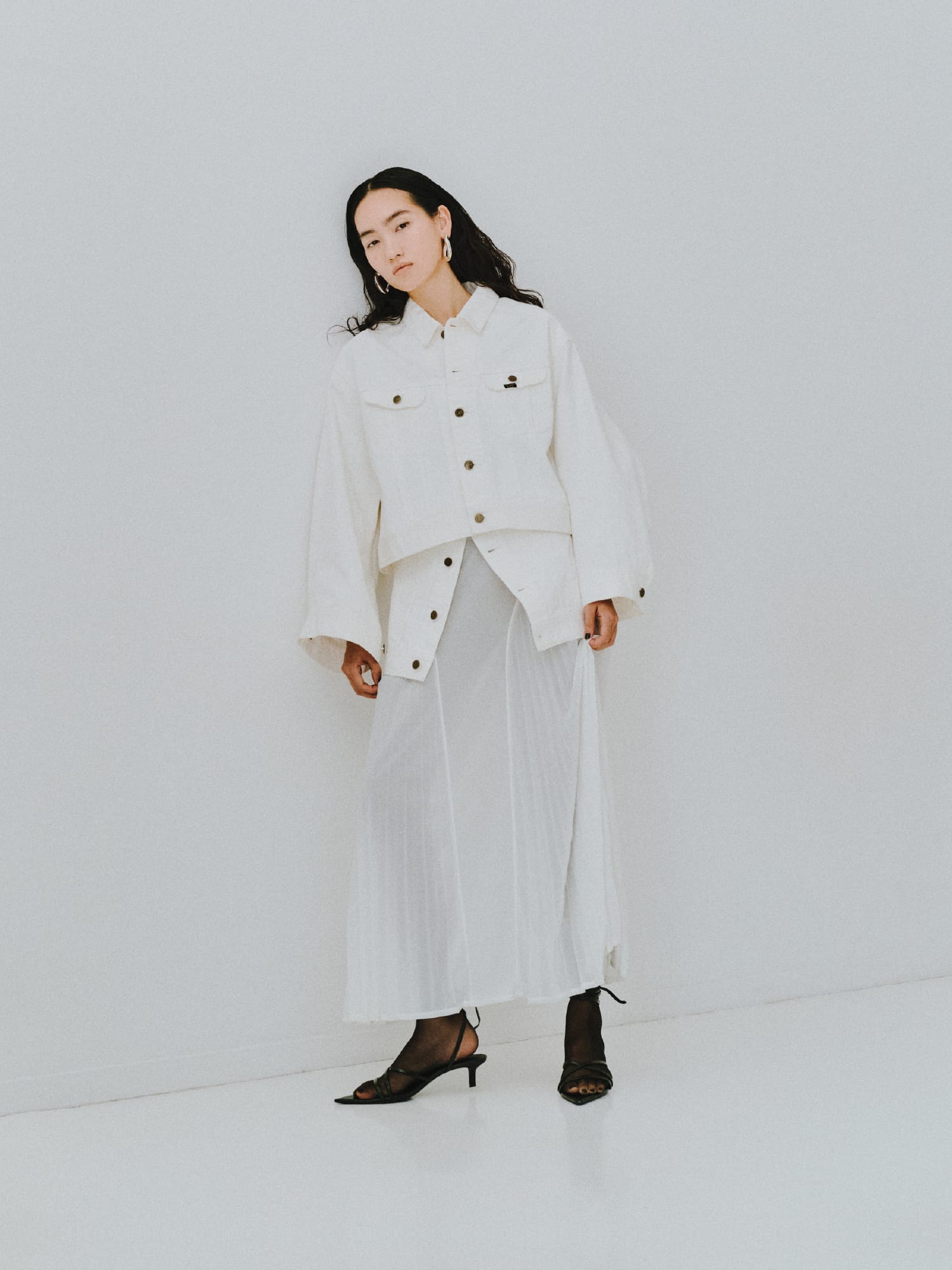 オフショルダーカットトップス&LEEコラボデニムパンツを着用した女性