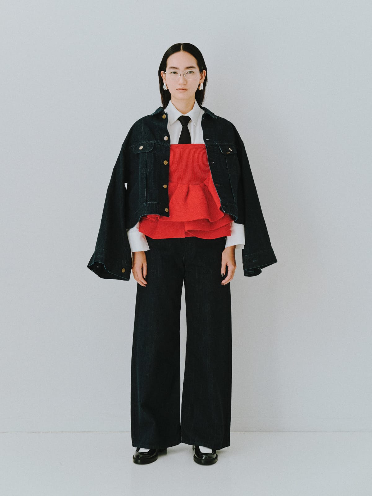 オフショルダーカットトップス&LEEコラボデニムパンツを着用した女性