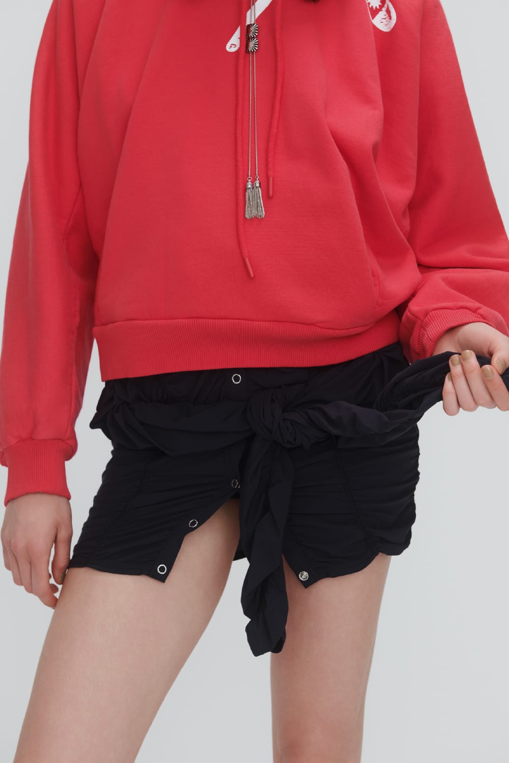 ウォッシャブルベアトップスを着用した女性