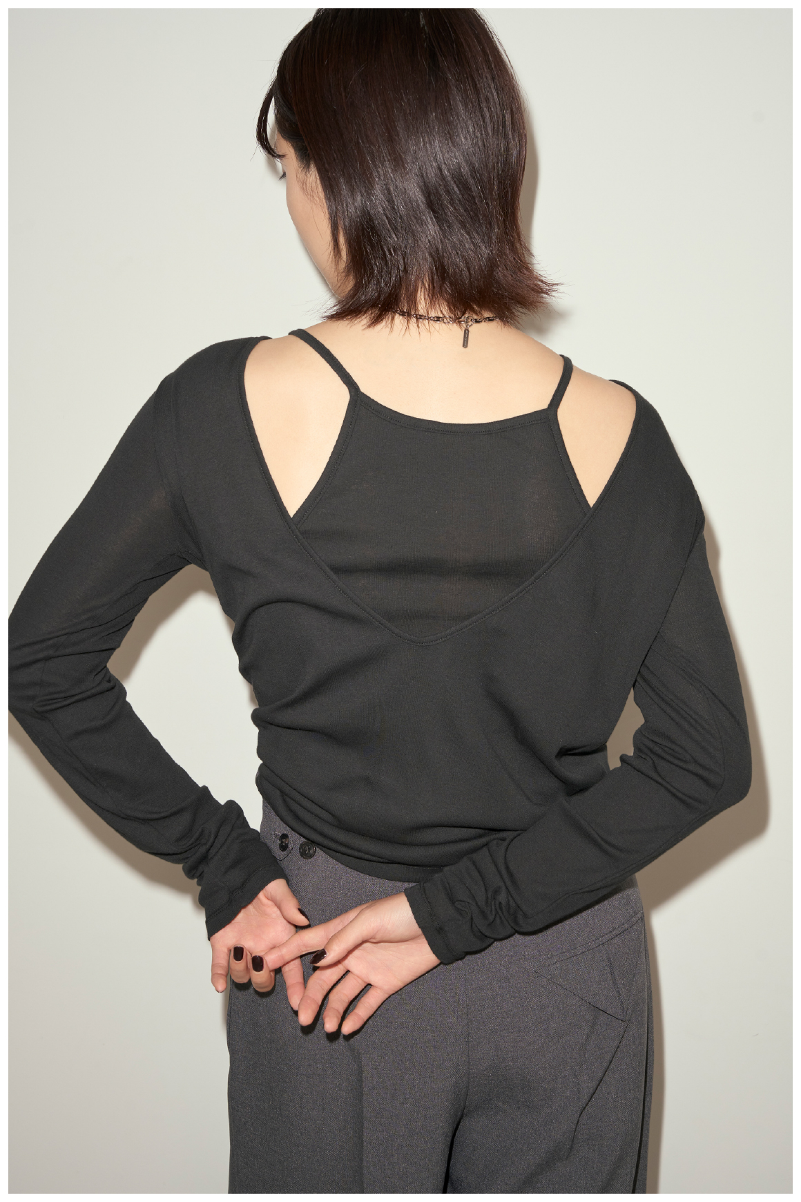 【 MILLER×styling/】レイヤード2WAYトップ&ハイウエストスーツパンツを着用したモデル画像