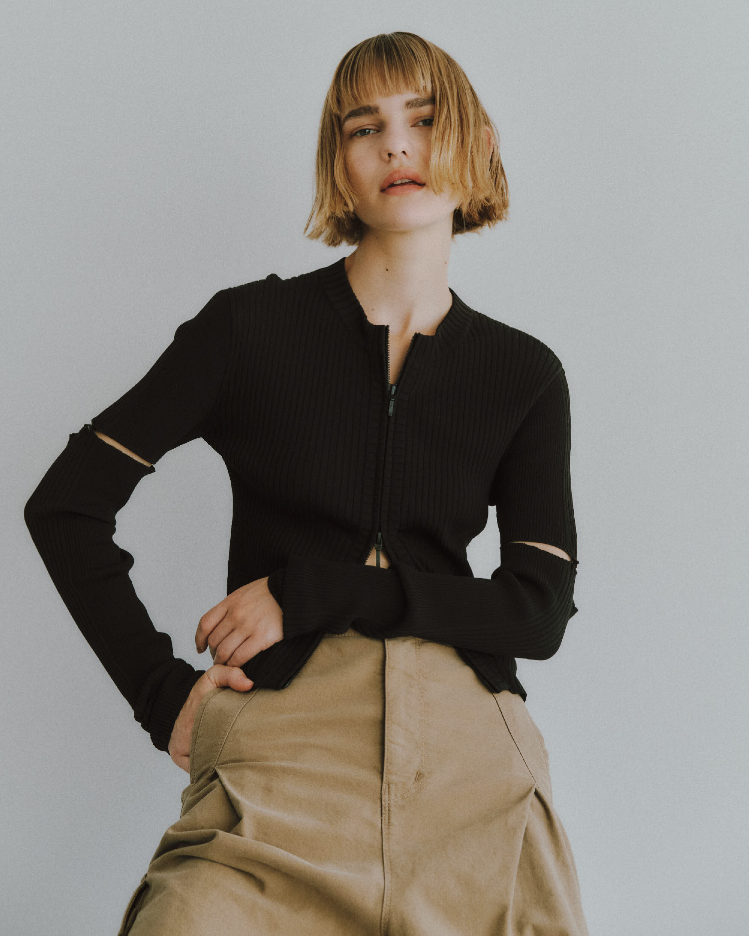 【S/S】ウォッシャブル2WAYショートカーディガン、ワイドレッグカーゴパンツの着用イメージ