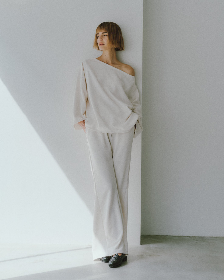 白色の【S/S】ウォッシャブル2WAYスウェットトップス、【S/S】ウォッシャブルスウェットパンツを着用したモデル画像