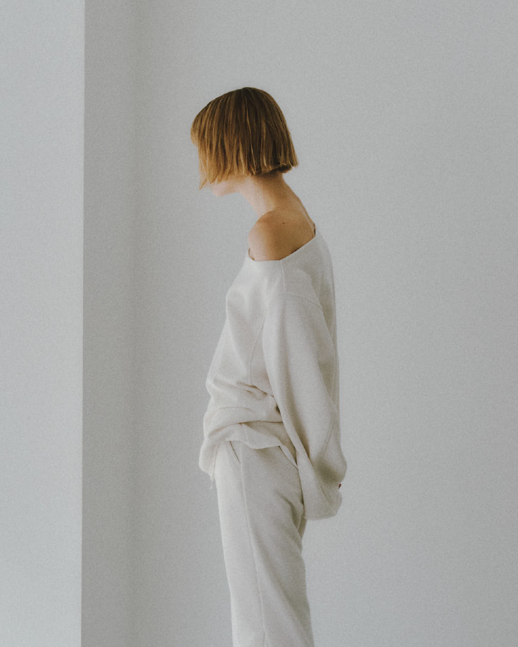 White色の【S/S】ウォッシャブル2WAYスウェットトップス、【S/S】ウォッシャブルスウェットパンツを着用した女性のイメージ