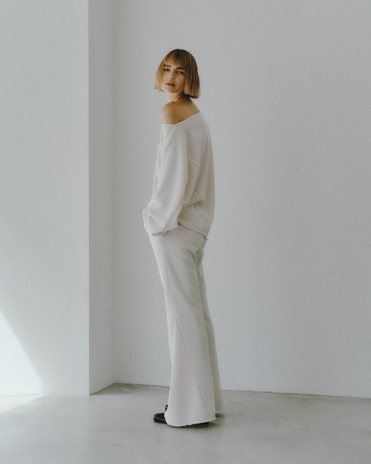 【S/S】ウォッシャブルスウェットパンツとウォッシャブル2WAYスウェットトップス着用したモデルの横姿